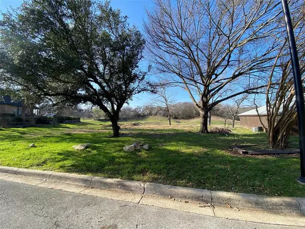 208 Silverleaf Drive, Fort Worth, TX 76112