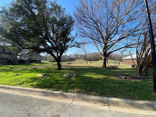 208 Silverleaf Drive, Fort Worth, TX 76112