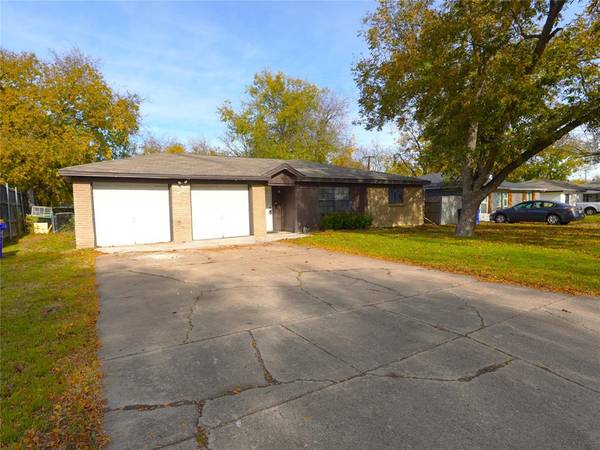 7712 Collett Drive, White Settlement, TX 76108