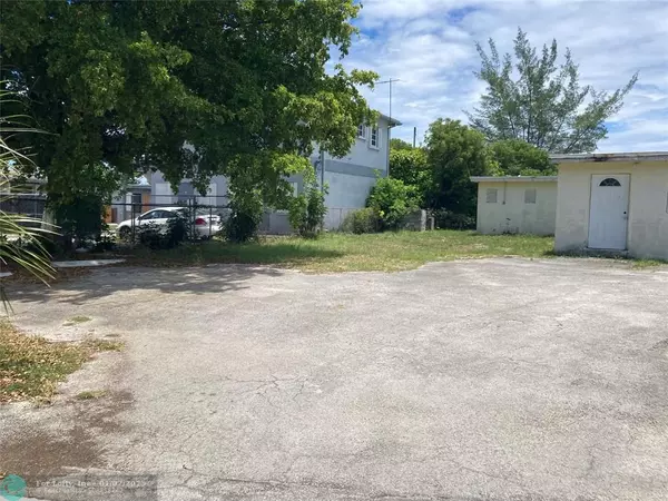 Deerfield Beach, FL 33441,229 SW 10th St