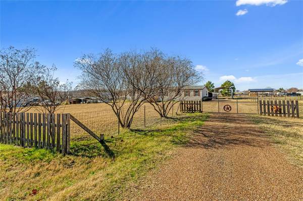 184 Oak Meadows Drive, Springtown, TX 76082