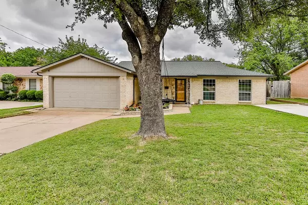 2100 Rockmoor Drive, Edgecliff Village, TX 76134