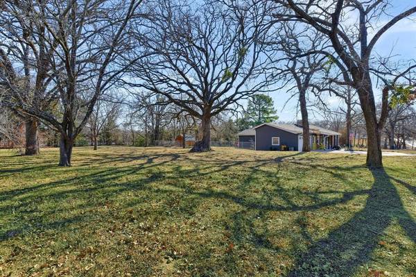 1131 Kiowa Drive E, Lake Kiowa, TX 76240