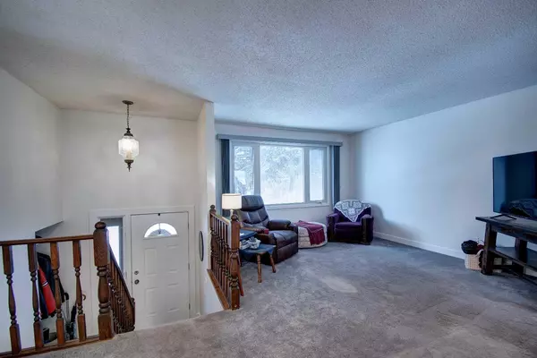 Calgary, AB T2B 1E7,3227 41 ST SE