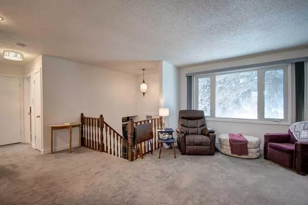 Calgary, AB T2B 1E7,3227 41 ST SE