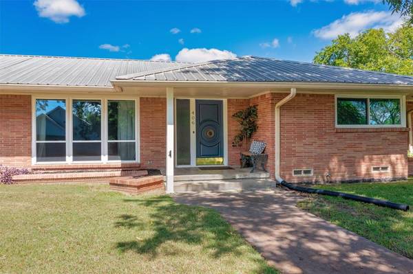 Wolfe City, TX 75496,406 W Dallas Street