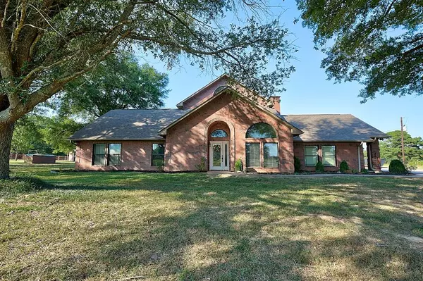 2517 CR 2110, Hooks, TX 75561