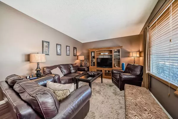 Calgary, AB T2J 3E5,35 Lake Sylvan Close Southeast