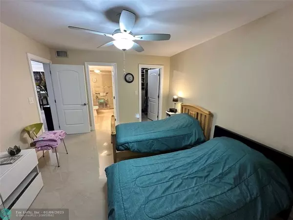 Boca Raton, FL 33496,18761 Jolson Ave  #4