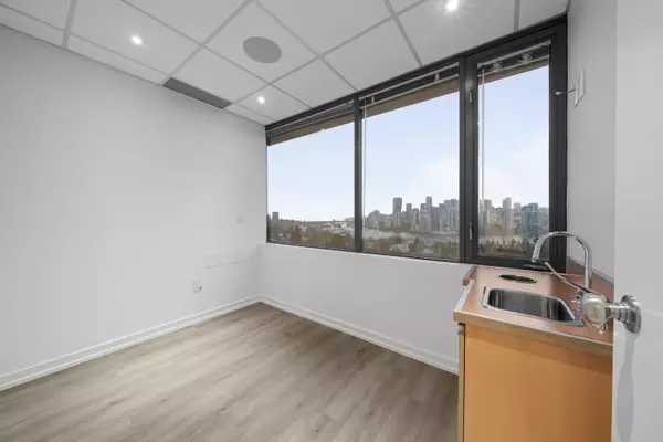 730 943 W BROADWAY, Vancouver, BC V5Z 4E1