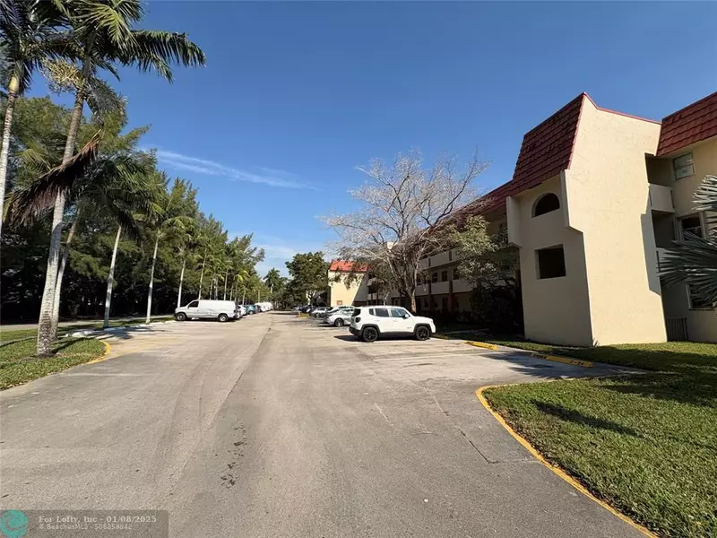 2700 W Sunrise Lakes Dr  #110, Sunrise, FL 33322