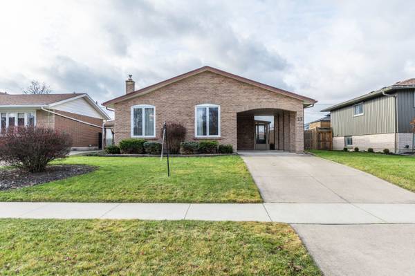 27 Trelawn Pkwy, Welland, ON L3C 1W4