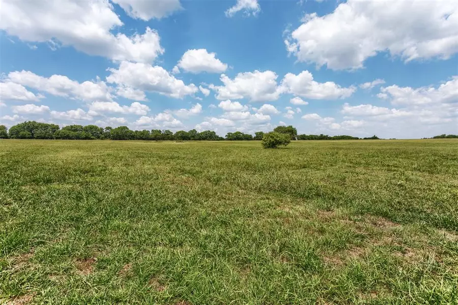 1948 County Road 1255, Savoy, TX 75479