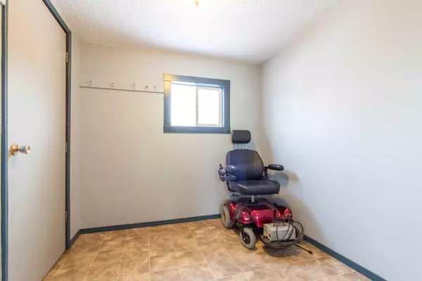 Medicine Hat, AB T1B 1J3,4000 13 AVE SE #32