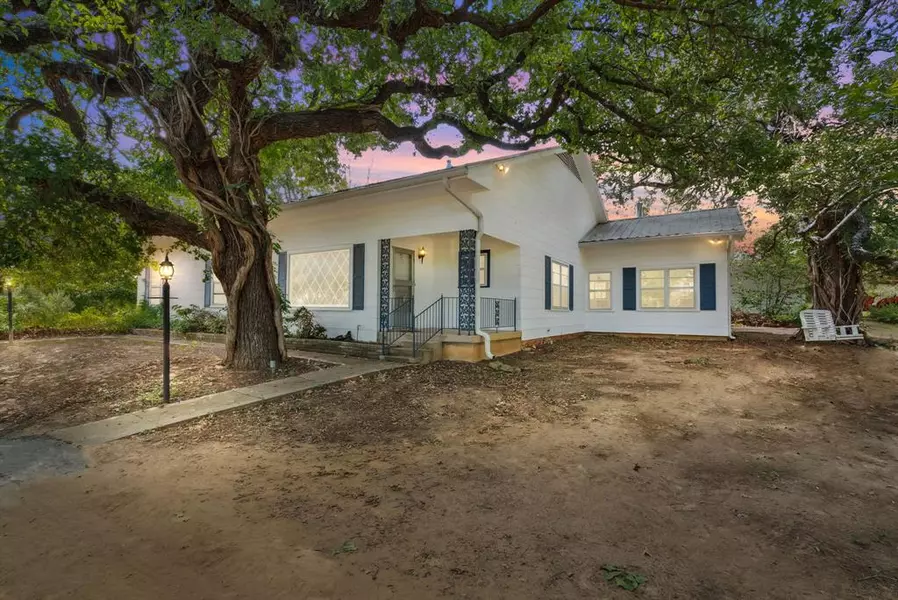 423 W Cedar Street, Gordon, TX 76453