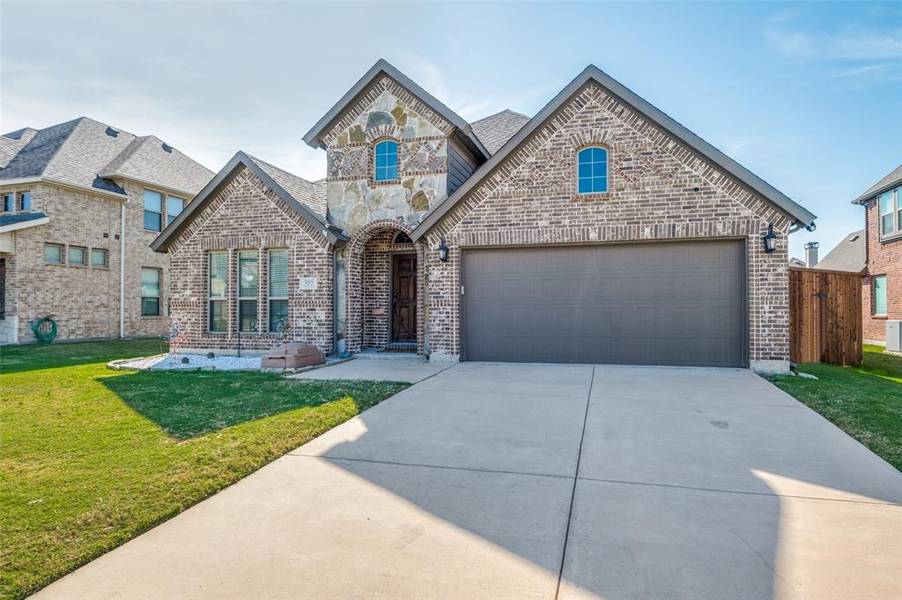 305 Thompson Drive, Van Alstyne, TX 75495