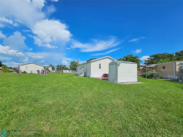 1039 Peach Ln, Okeechobee, FL 34974