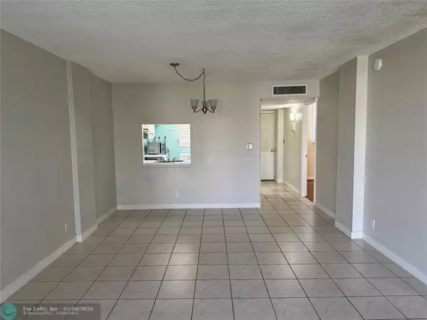 Oakland Park, FL 33309,114 Royal Park Dr  #3C