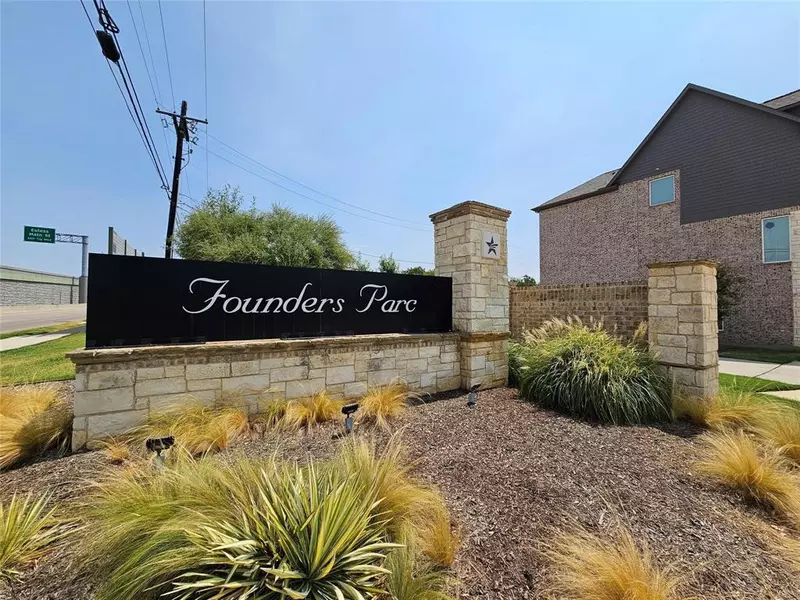 100 Peach Orchard Lane, Euless, TX 76040