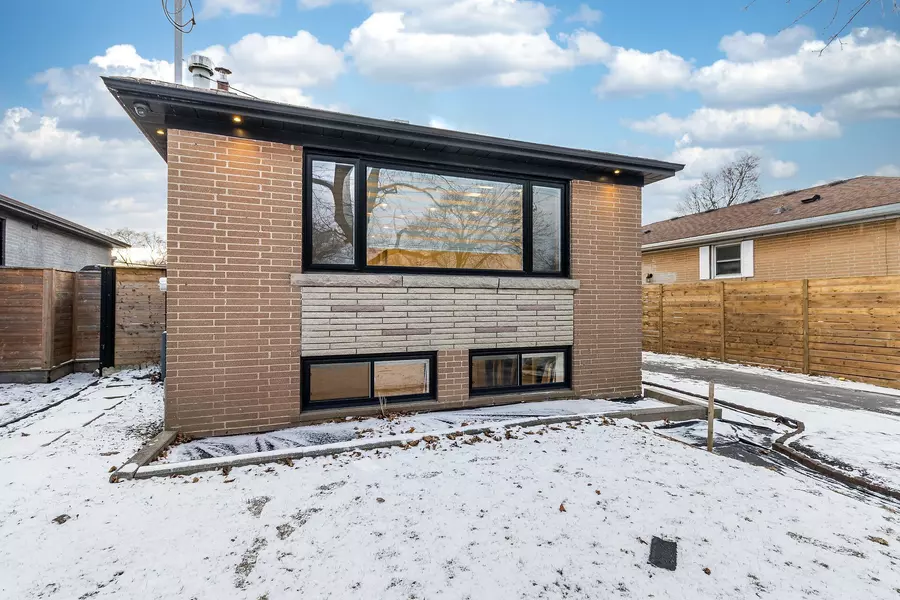 30 Heatherglen RD, Toronto W10, ON M9W 4R1