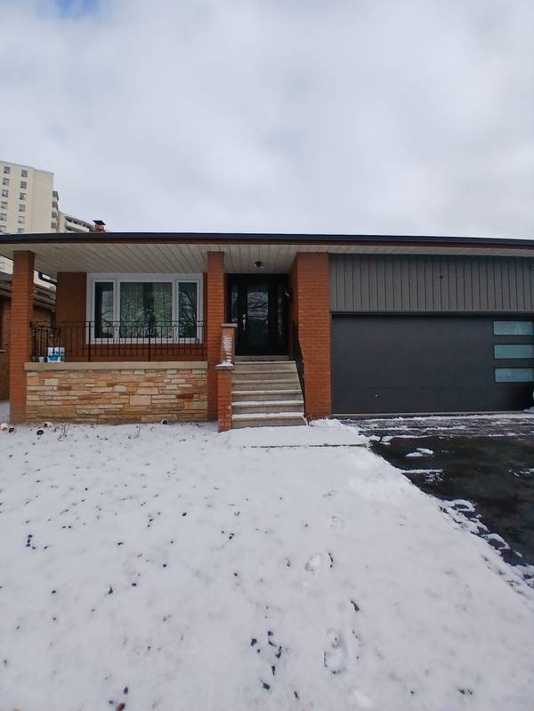 154 Antigua RD, Mississauga, ON L5B 2T6