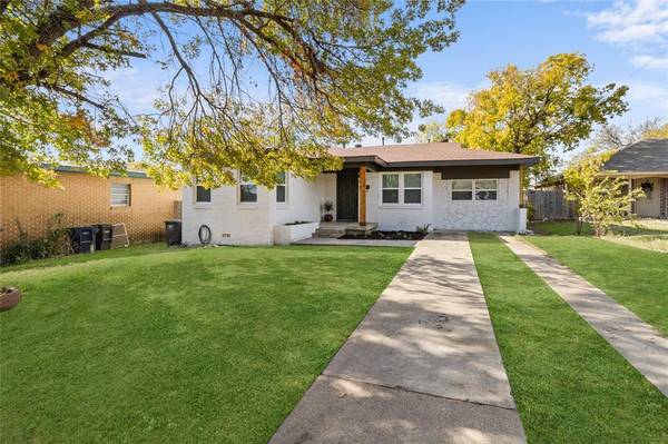 2907 Clinton Avenue,  Fort Worth,  TX 76106