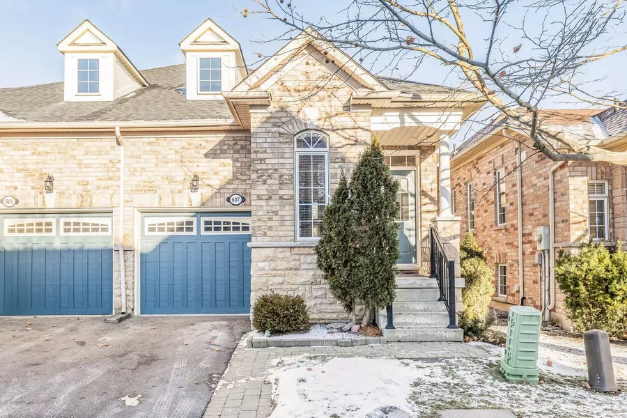 607 Tapestry LN, Newmarket, ON L3X 3C9