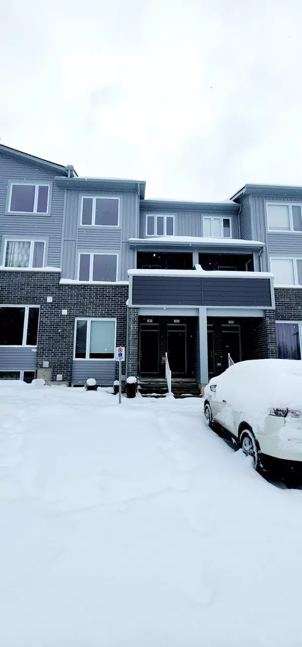 Middlesex, ON N5Z 5A4,990 Deveron CRES #11