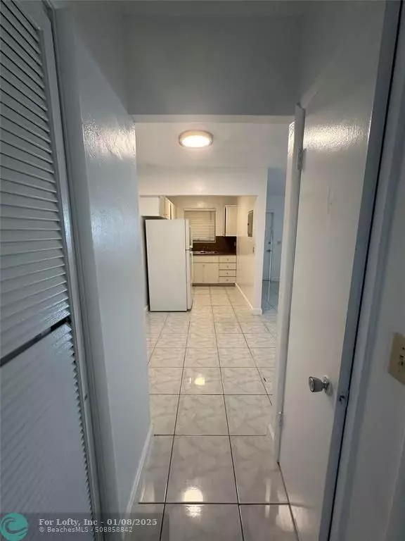 Hallandale Beach, FL 33009,400 SE 9th Ct  #9