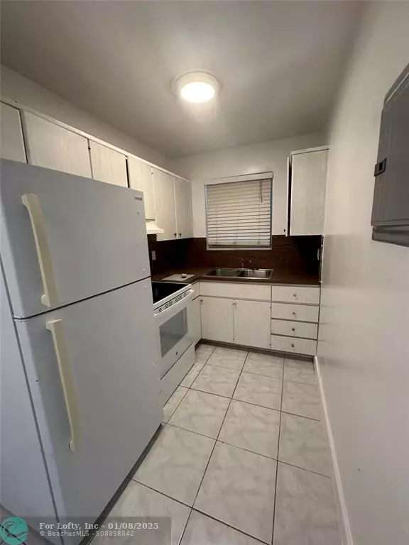 Hallandale Beach, FL 33009,400 SE 9th Ct  #9