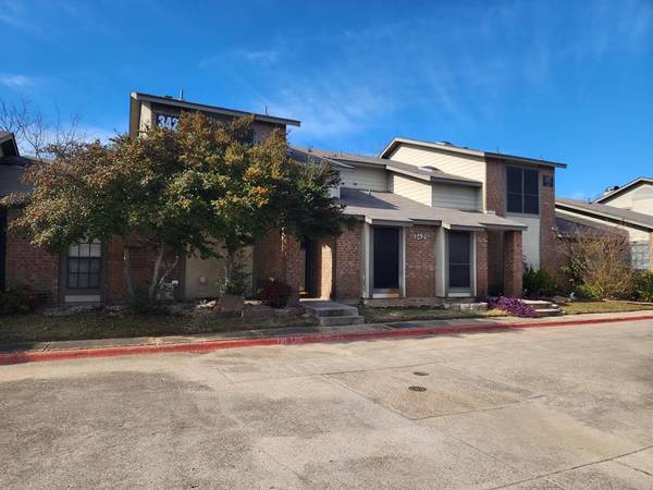 342 W Harwood Road #B, Hurst, TX 76054