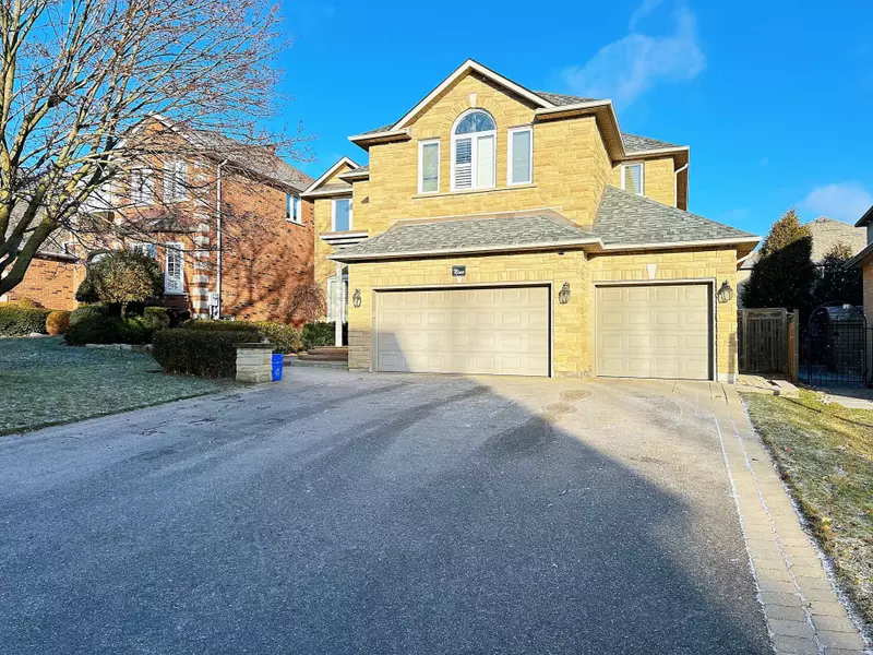 9 Langtry PL, Vaughan, ON L4J 8K8