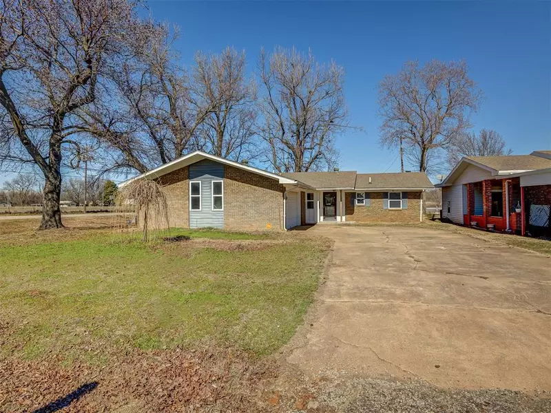 102 S Magers Avenue, Maysville, OK 73057