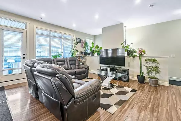 Calgary, AB T3J 0Y3,237 Savanna WALK Northeast