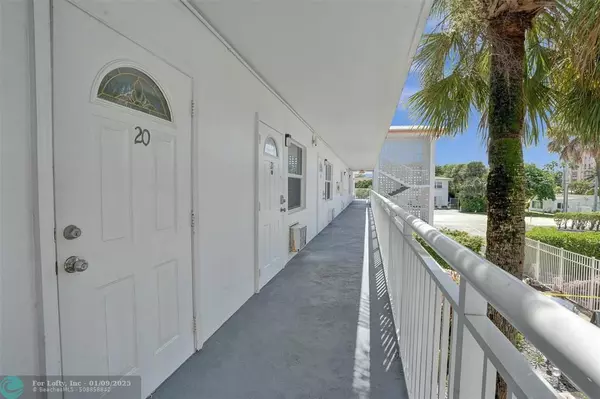 Deerfield Beach, FL 33441,120 NE 20th Ave  #20