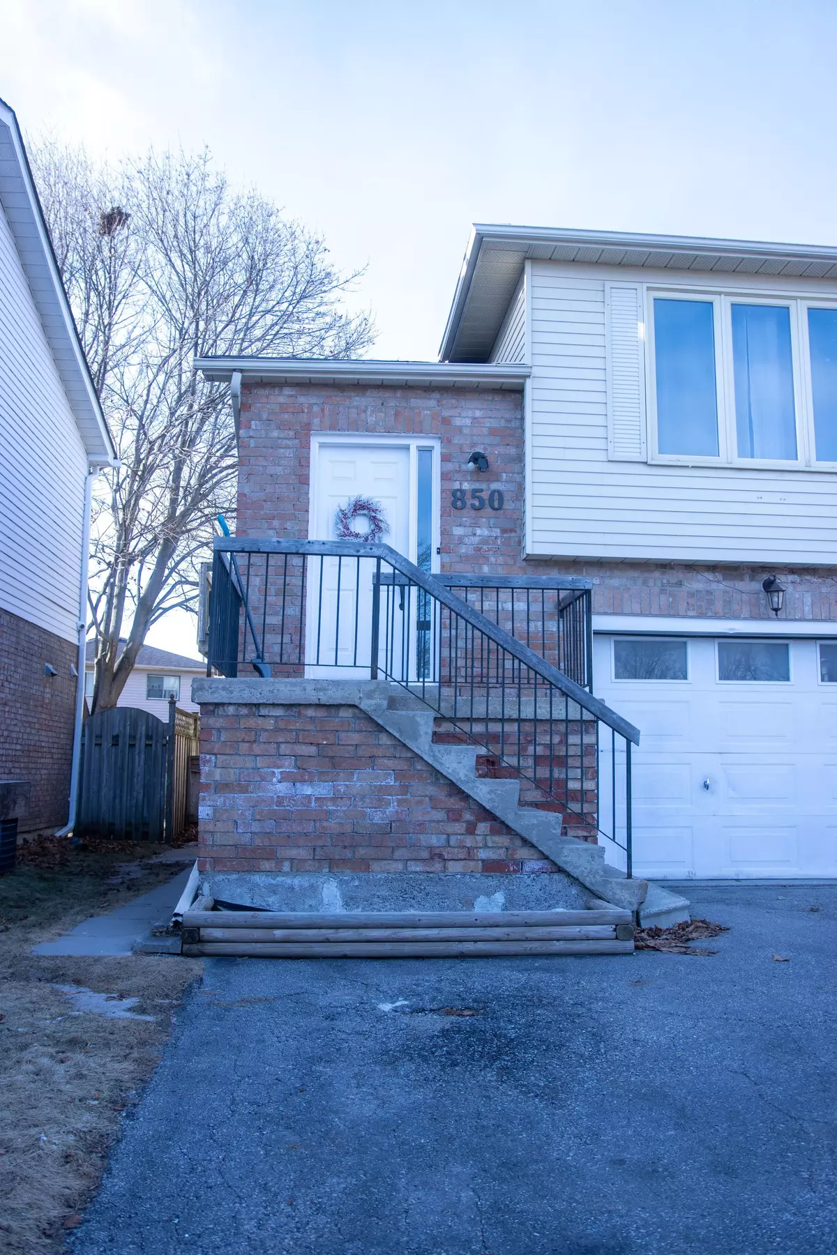 Oshawa, ON L1K 1V2,850 Bennett CRES #Bsmt