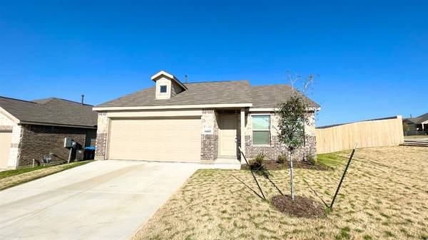 8409 Hollow Bend Street, Fort Worth, TX 76123