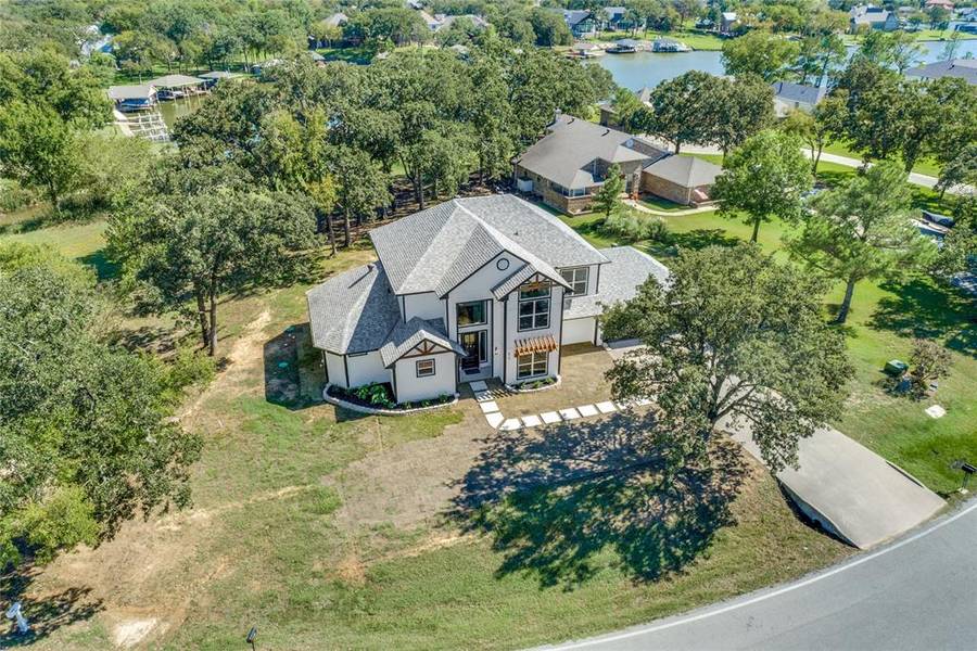 816 Kiowa Drive E, Lake Kiowa, TX 76240