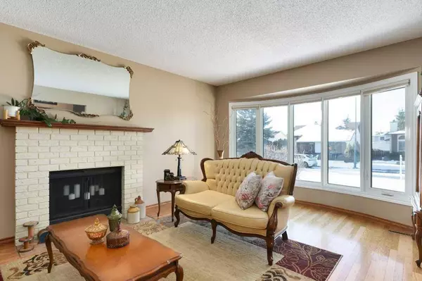 Calgary, AB T2W 3Y5,16 Cedardale Rise SW