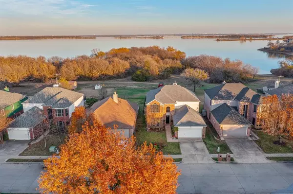 907 Lake Bluff Drive, Lake Dallas, TX 75065