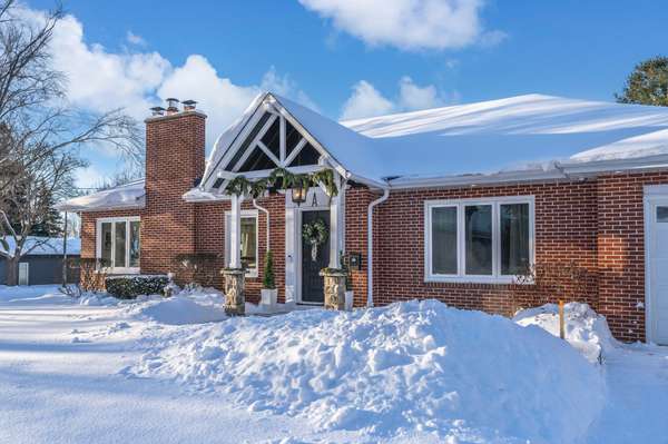 68 Dundonald ST, Barrie, ON L4M 3T3