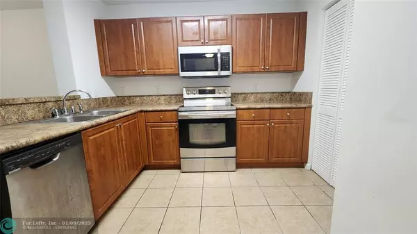 Dania Beach, FL 33004,529 E Sheridan St  #208