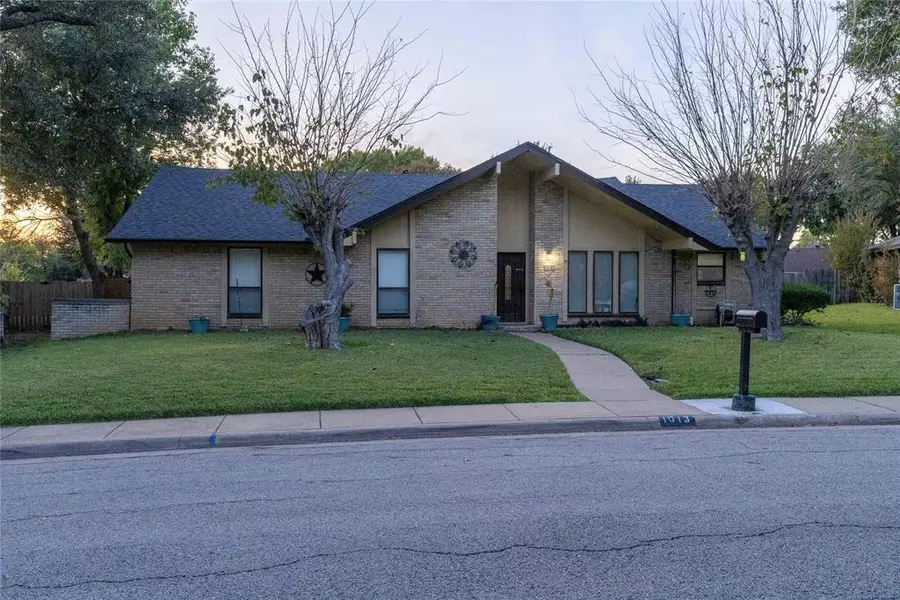 1013 Briarwood Lane, Desoto, TX 75115