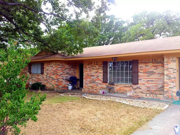 204 Woodlawn Drive, Keene, TX 76059