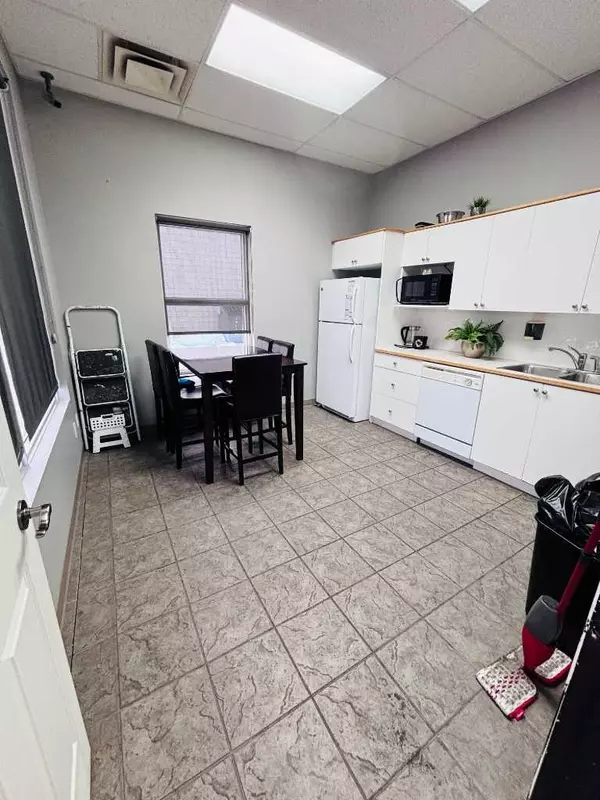 Medicine Hat, AB T1A 2Y4,1310 Kingsway AVE SE #124