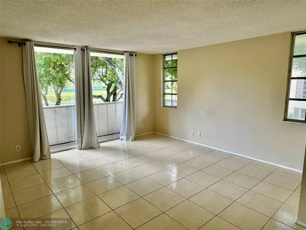 Pompano Beach, FL 33069,2601 S Palm Aire Dr  #212