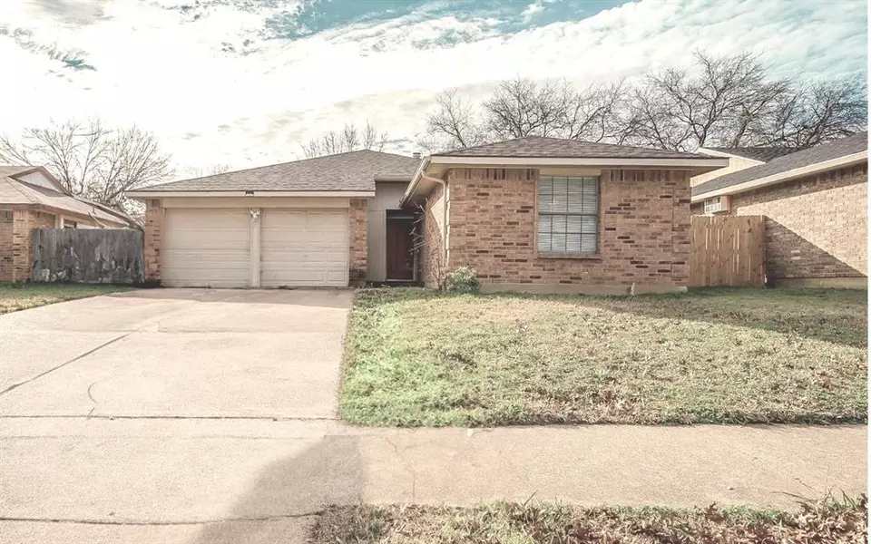 108 Caprock Drive, Arlington, TX 76018