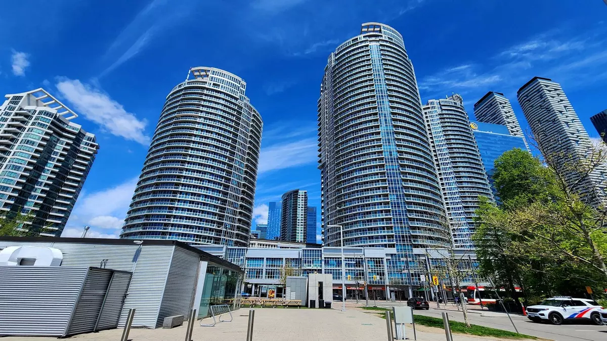 Toronto, ON M5J 2Y6,218 Queens Quay W #1206