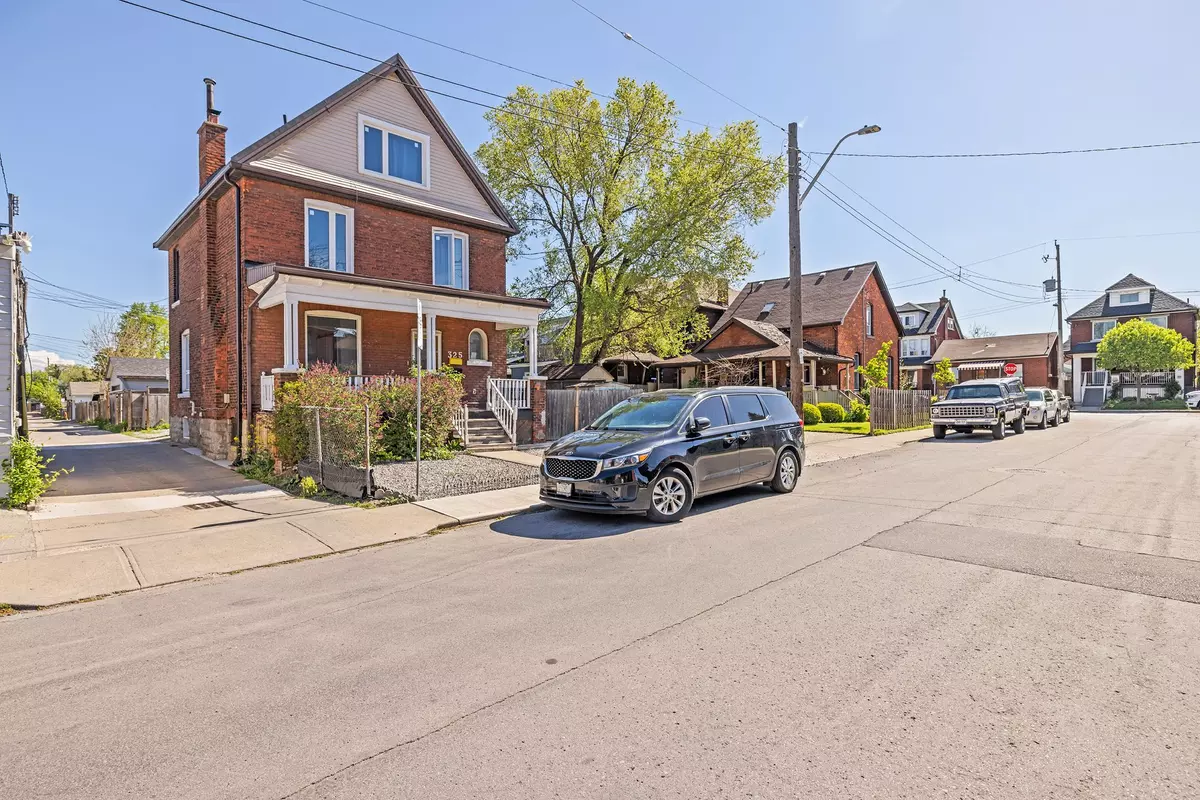 Hamilton, ON L8L 2R8,325 Robert ST #Main