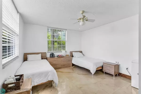 Hollywood, FL 33020,1900 Van Buren St  #301B